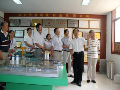 2012.7.28日山東天意兩項(xiàng)科技成果鑒定順利通過，北京領(lǐng)導(dǎo)專家，到我公司參觀指導(dǎo)