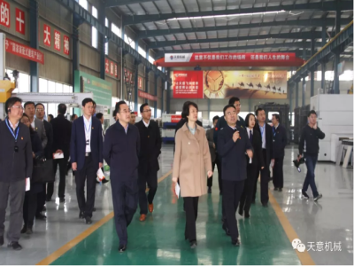 濟(jì)寧市委常委、組織部部長(zhǎng)孔凡萍帶領(lǐng)全市“兩新”組織黨建工作現(xiàn)場(chǎng)觀摩團(tuán)蒞臨天意機(jī)械調(diào)研指導(dǎo)