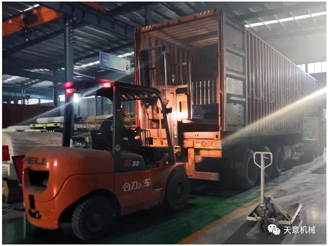 天意機(jī)械為柬埔寨客戶加工生產(chǎn)年產(chǎn)80萬平方輕質(zhì)墻板生產(chǎn)線成功裝車啟運！